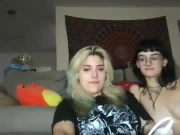 couple Live Cam Sex with snowxbunny1228